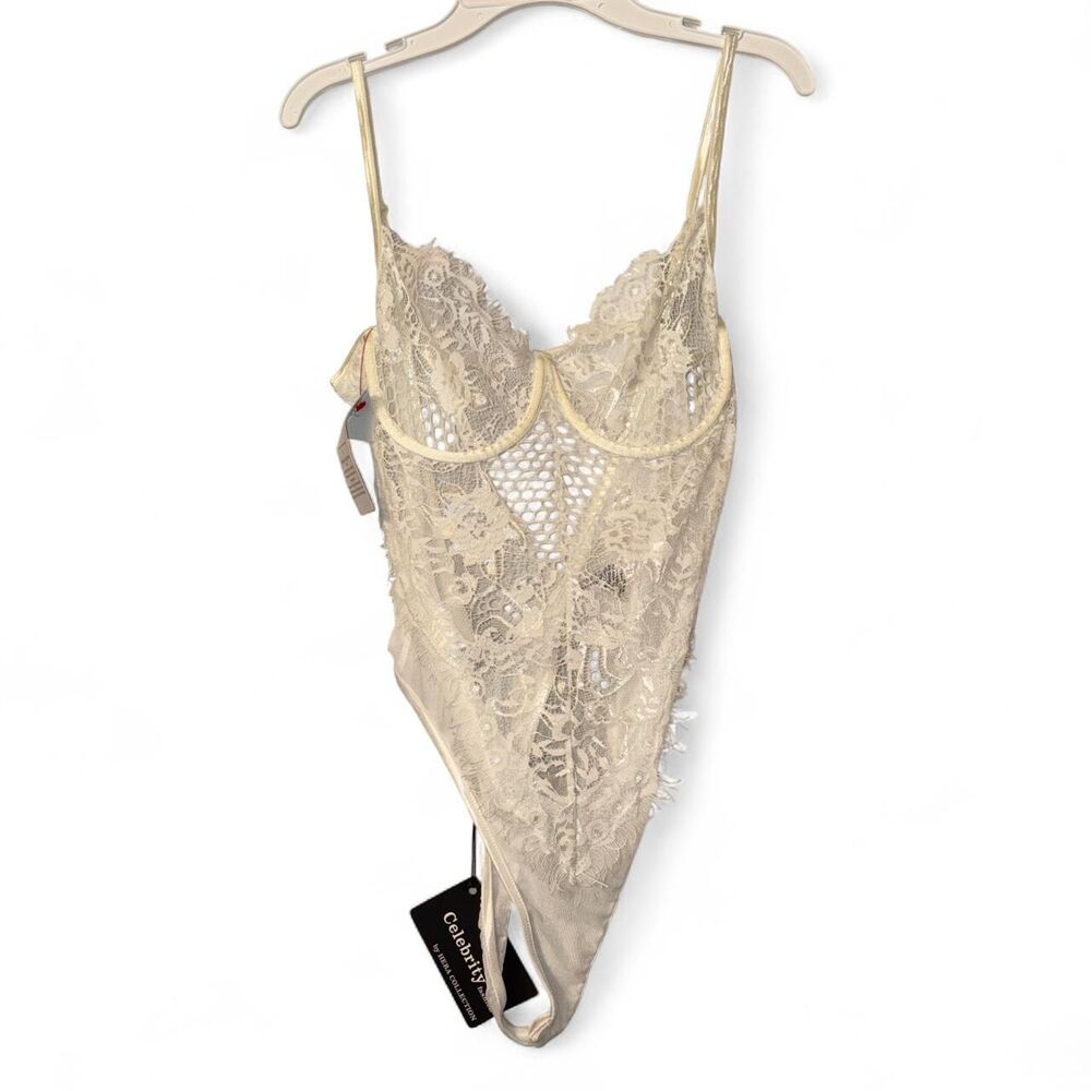 NWT Celebrity fashion by Hera collection lace w/ floral design S Cream Bodysuit